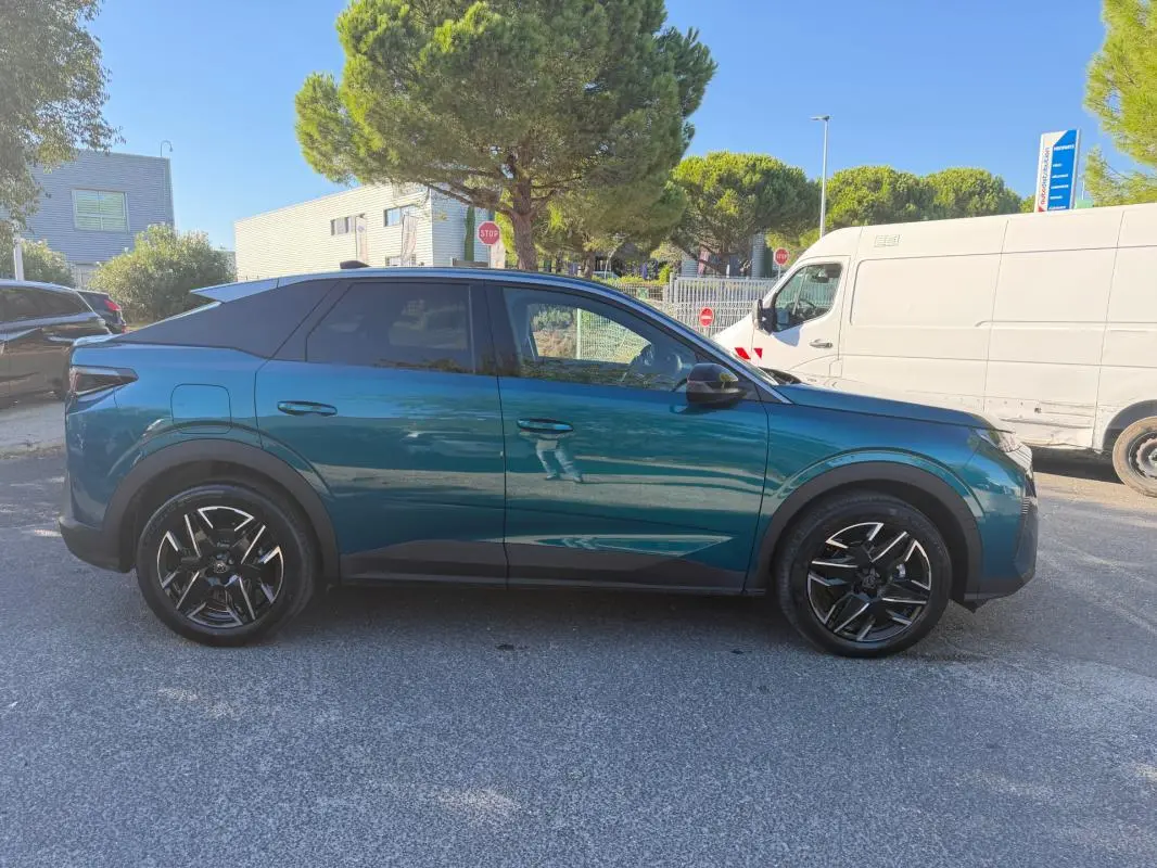 Peugeot 3008 Hybrid 145 e-DCS6 Allure bleu, vue de profil côté gauche, avec jantes noires distinctives.