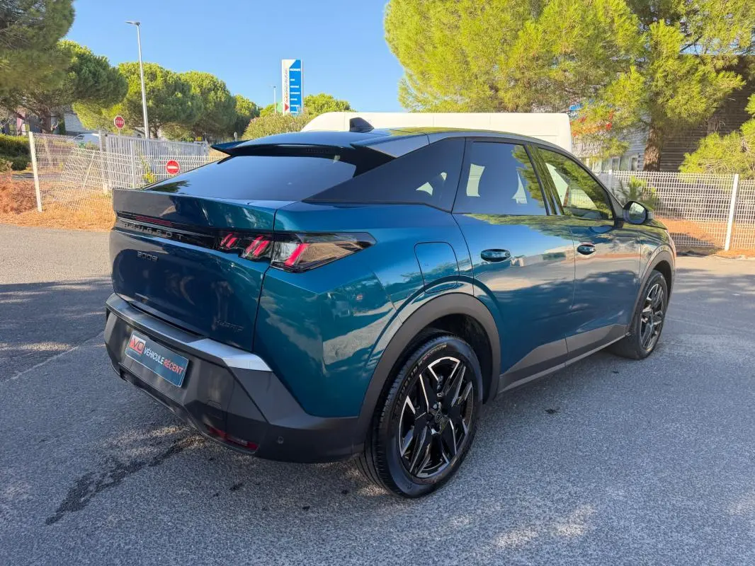 Peugeot 3008 Hybrid 145 e-DCS6 Allure bleu en 3/4 arrière droit, avec jantes noires et toit noir contrasté.
