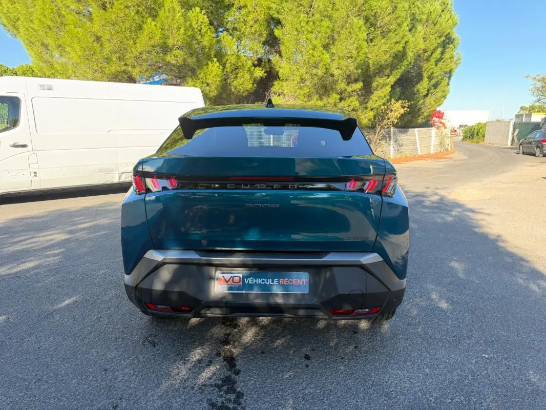 Vue arrière du Peugeot 3008 Hybrid 145 e-DCS6 Allure bleu 2025, avec feux arrière à griffes distinctifs et toit noir.
