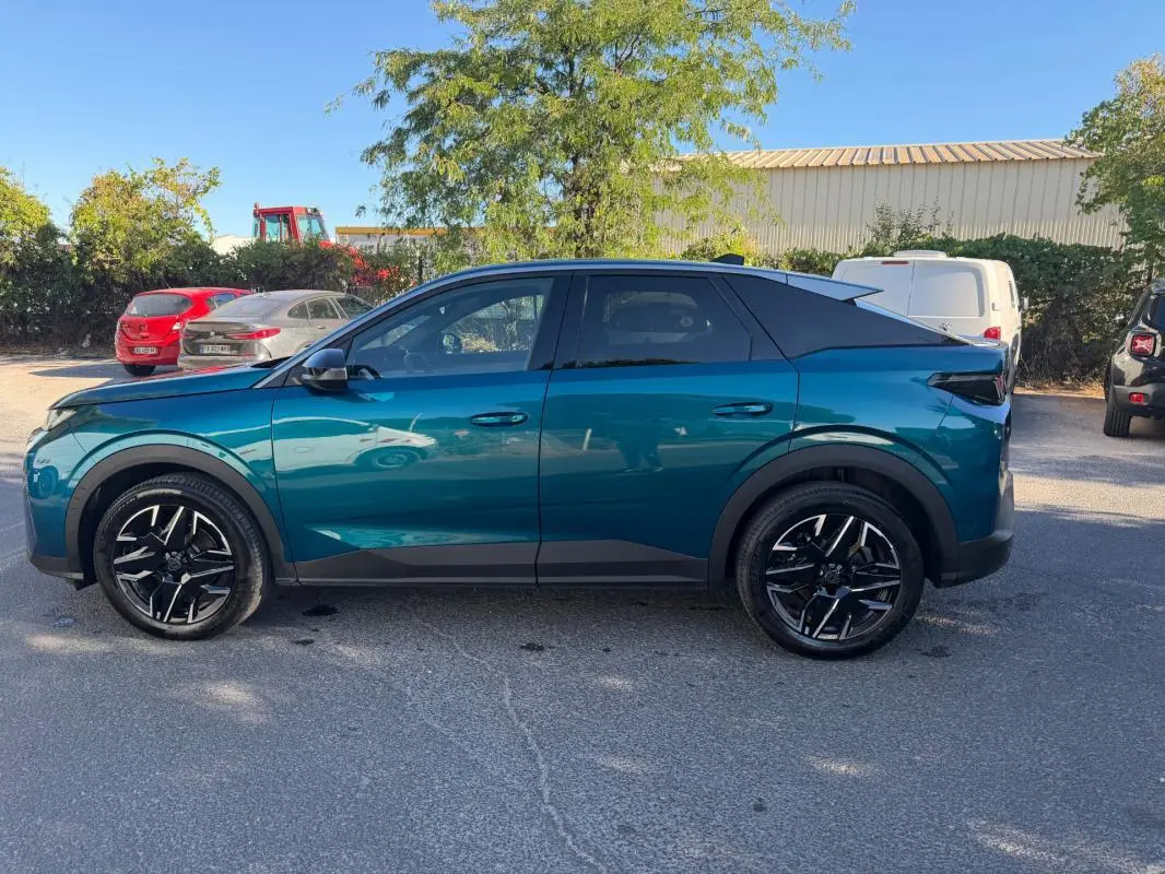 Vue latérale gauche d'un Peugeot 3008 Hybrid 145 e-DCS6 Allure bleu 2025 avec jantes noires au design moderne.