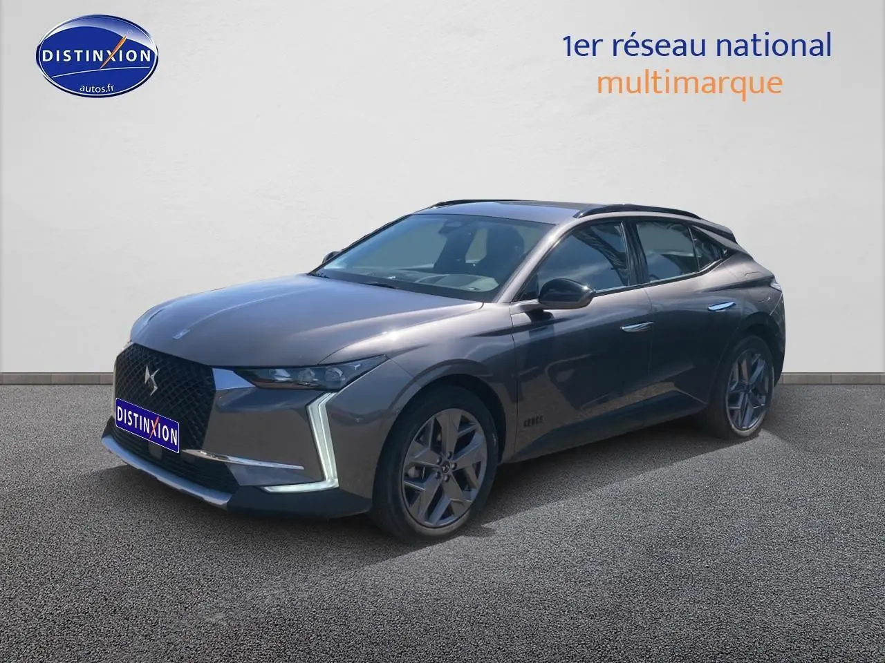 DS4 E-tense 225 gris platinium en 3/4 avant droit avec calandre distinctive et jantes 19 pouces.