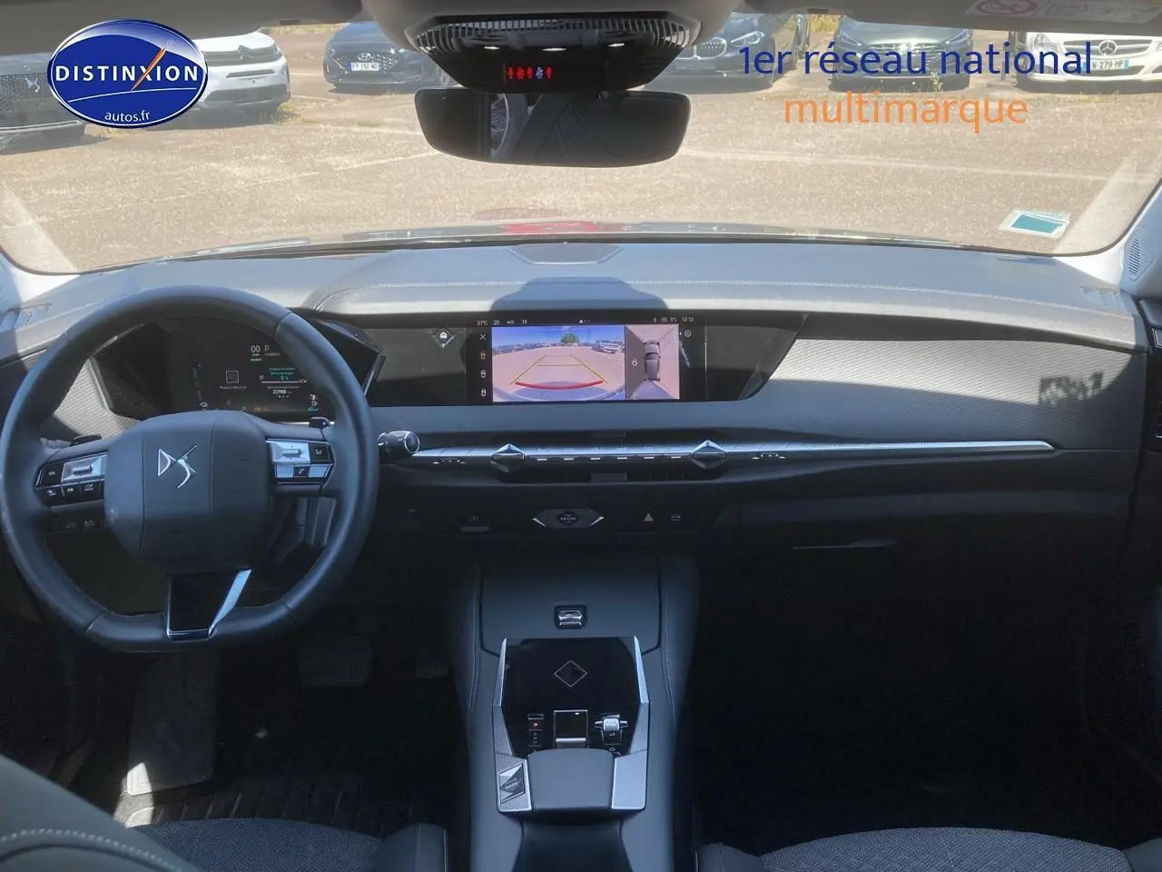 Intérieur du DS4 E-tense 225 gris platinium, vue du tableau de bord avec écran tactile et volant cuir noir.