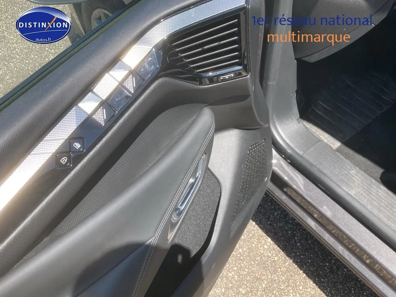 Détail de la porte avant gauche grise platinium du DS4 E-tense 225 Cross Trocadero avec commandes de vitres et serrure visibles.