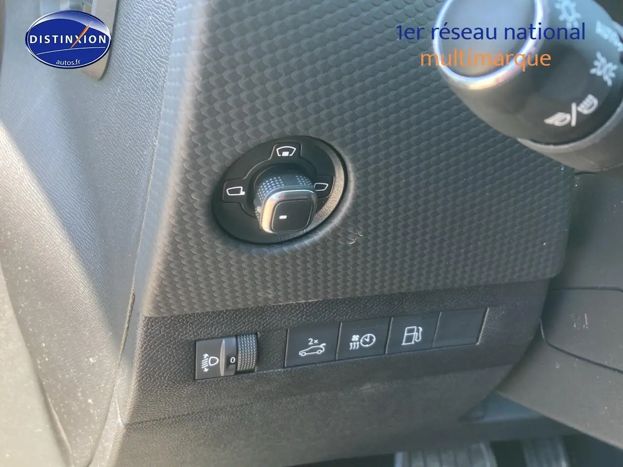 Gros plan sur les commandes noires côté gauche du tableau de bord du DS4 E-tense 225 gris platinium 2023.