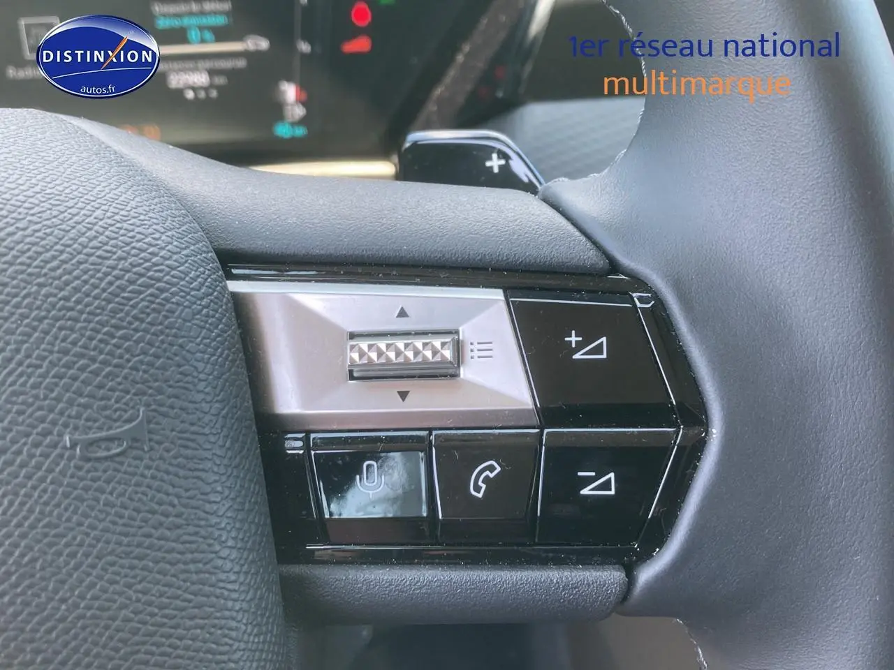 Gros plan sur les commandes vocales et audio sur le côté gauche du volant cuir du DS4 E-tense 225 gris platinium 2023