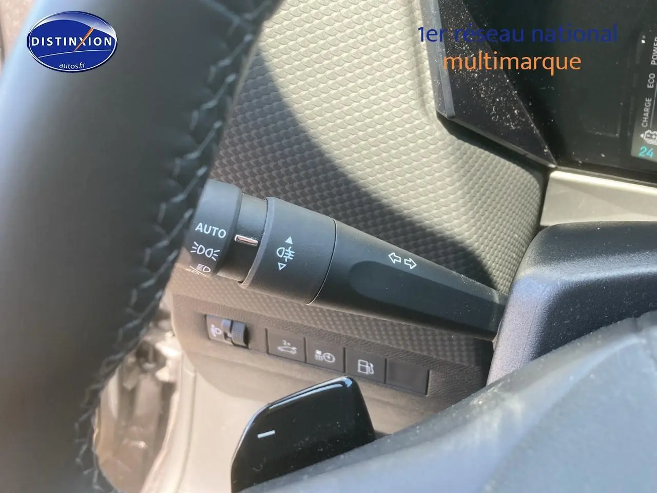 Gros plan sur la commande des clignotants à gauche du volant d'un DS4 E-tense 225 gris platinium 2023.