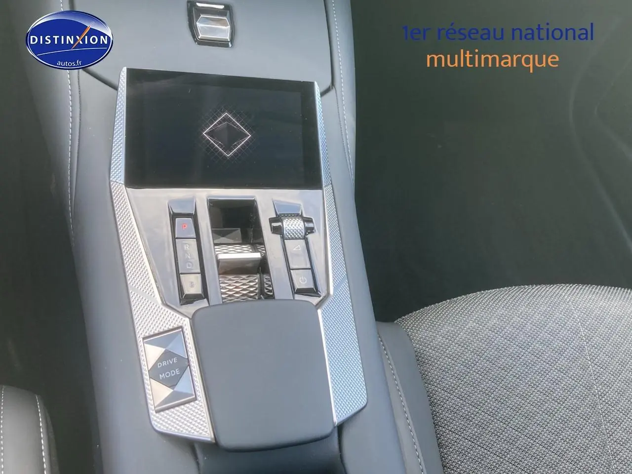 Vue rapprochée de la console centrale du DS4 E-tense 225 gris platinium avec écran tactile et commandes de boîte auto.