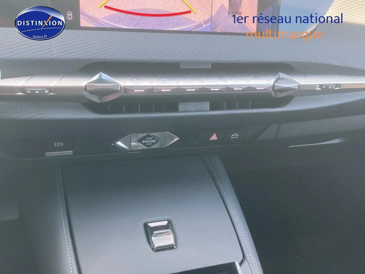 Détail du tableau de bord et console centrale noire du DS4 E-Tense 225 Cross Trocadero 2023.