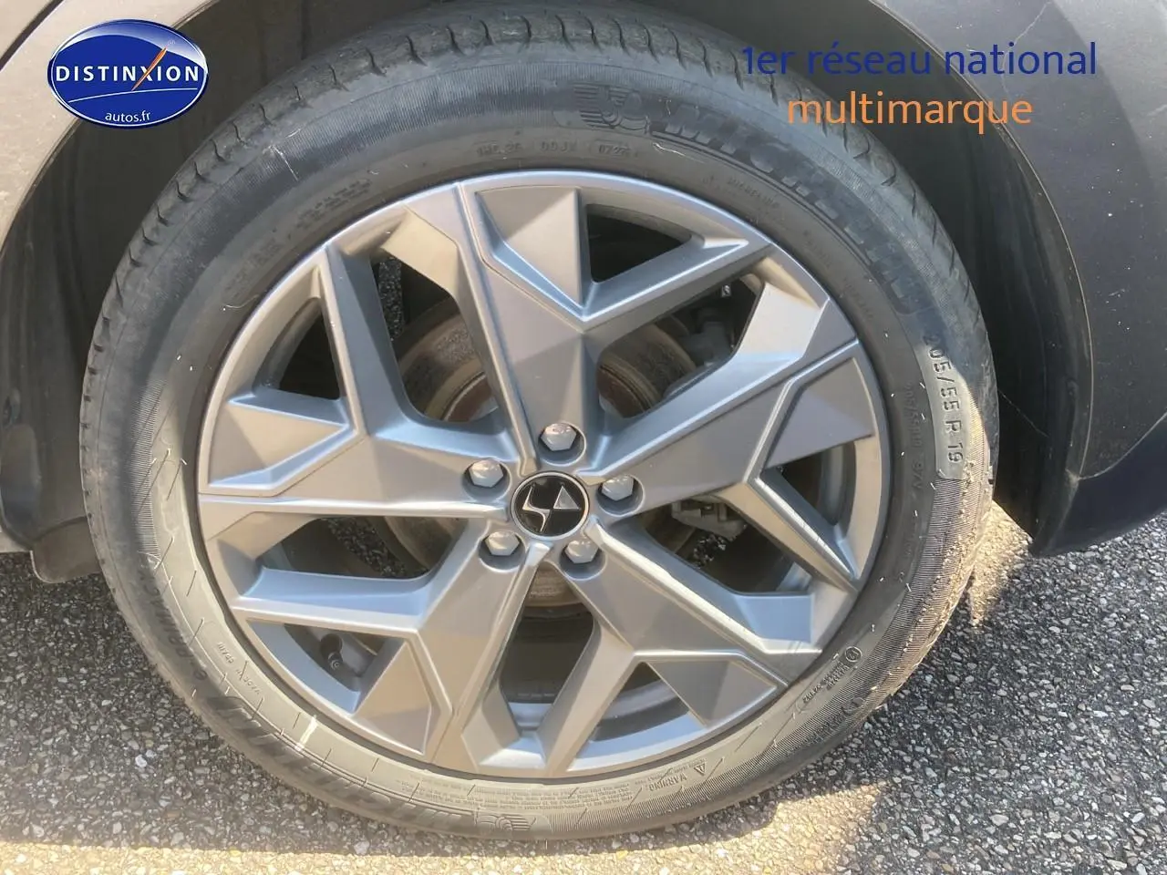 Gros plan sur la jante avant droite gris platinium du DS4 E-tense 225 cross trocadero 2023 hybride essence.