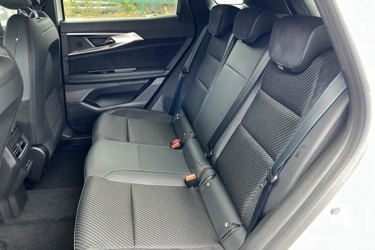 Vue intérieure côté droit des sièges arrière en tissu et cuir noir du Renault Austral ETECH 200 Esprit Alpine Plus 2025.