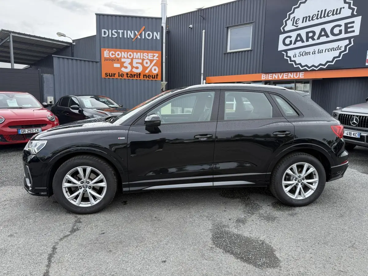 Audi Q3 Quattro 2.0 35 TDI S Line noire vue de profil côté gauche, avec jantes en aluminium et badge S Line sur l'aile avant.