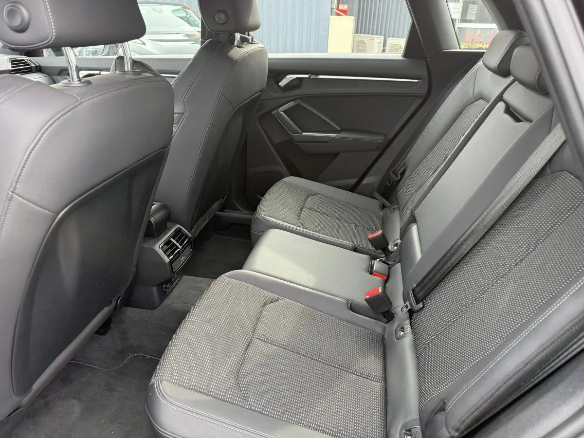 Vue latérale droite de la banquette arrière noire en tissu et similicuir de l'Audi Q3 S Line 2019.