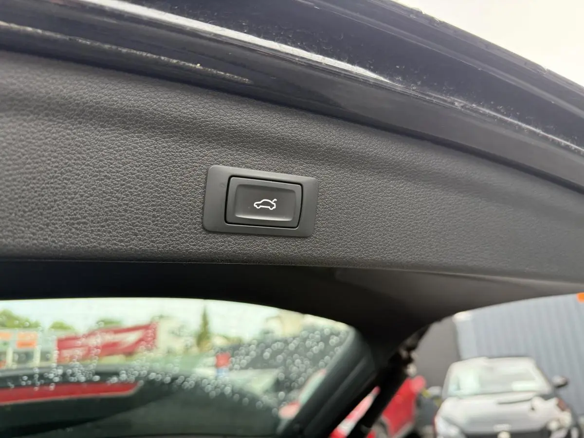 Bouton d'ouverture électrique du coffre sur la garniture intérieure du hayon d'un Audi Q3 noir S Line 2019.