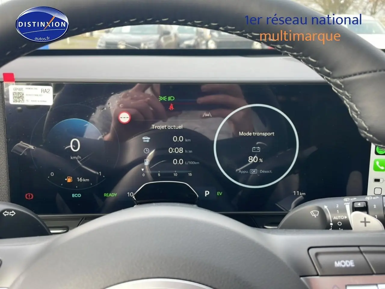 Vue intérieure du tableau de bord numérique du Hyundai Kona 2025, affichant les informations de conduite et mode transport.