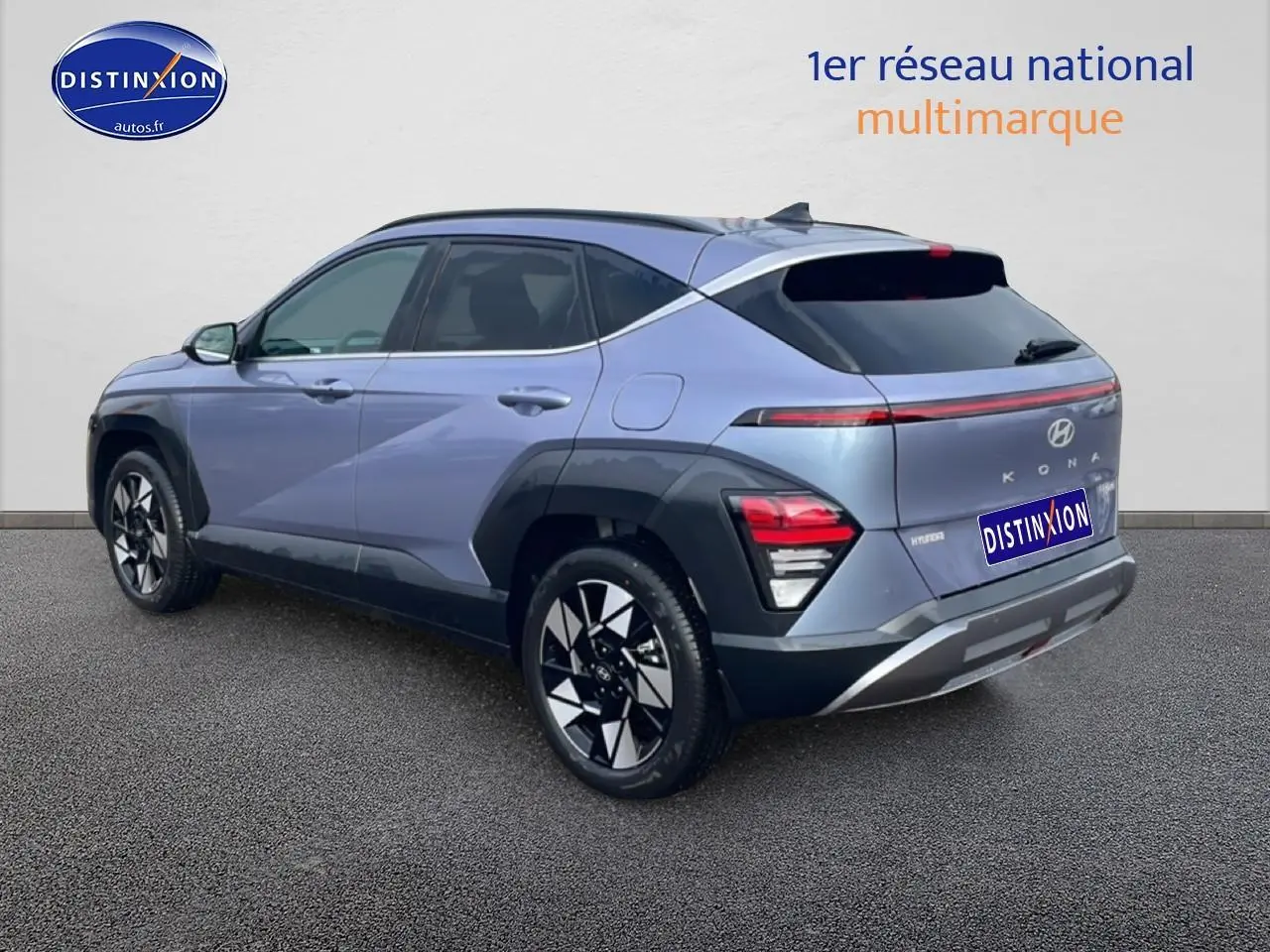 Vue 3/4 arrière droite d'un Hyundai Kona bleu 2025 avec jantes alliage et feux arrière LED distinctifs.