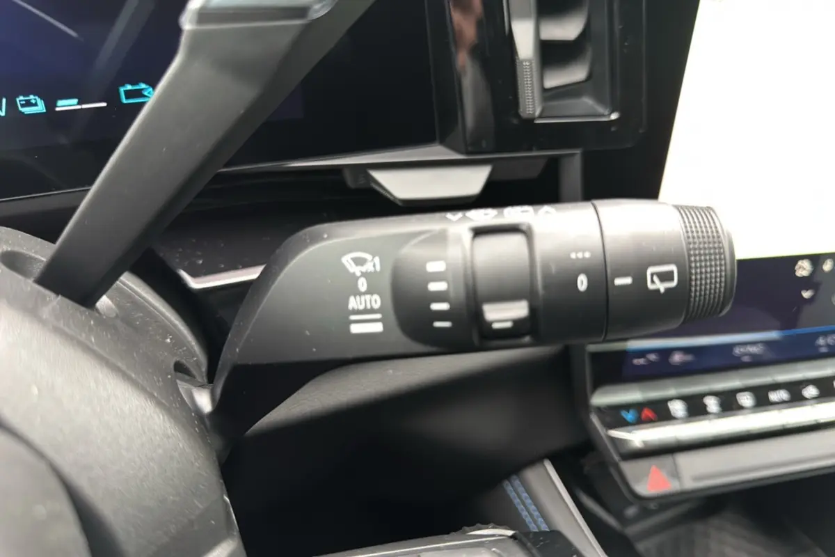 Gros plan sur la commande d’essuie-glace du Renault Austral E-Tech 200 Esprit Alpine Plus 2025, intérieur noir.