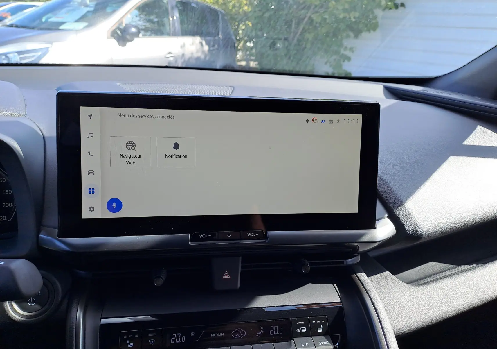 Écran tactile central du tableau de bord du Toyota C-HR gris minéral 2025, avec commandes de volume visibles.