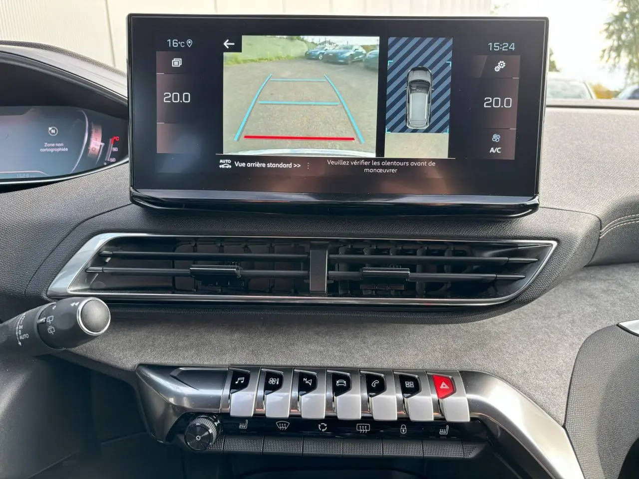Vue rapprochée de la console centrale du Peugeot 3008 2024, écran tactile 10" affichant la caméra de recul.