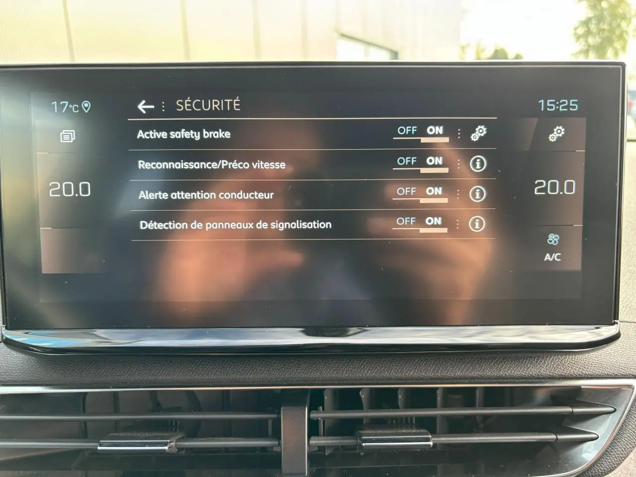 Écran tactile intérieur du Peugeot 3008 2024 affichant les réglages de sécurité, vue frontale rapprochée.