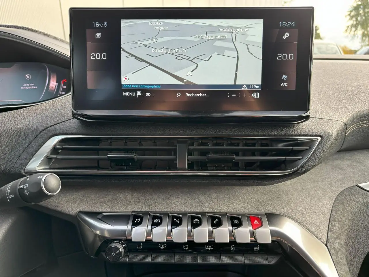 Vue rapprochée de la console centrale du Peugeot 3008 2024 avec écran tactile GPS 10 pouces et commandes piano chromées.
