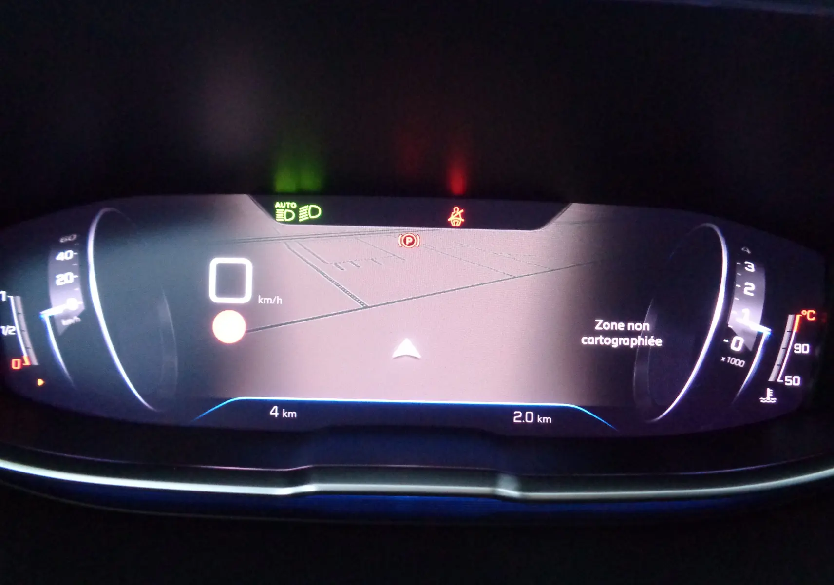 Tableau de bord numérique du Peugeot 3008 noir, affichant la vitesse à 0 km/h et une carte non cartographiée.