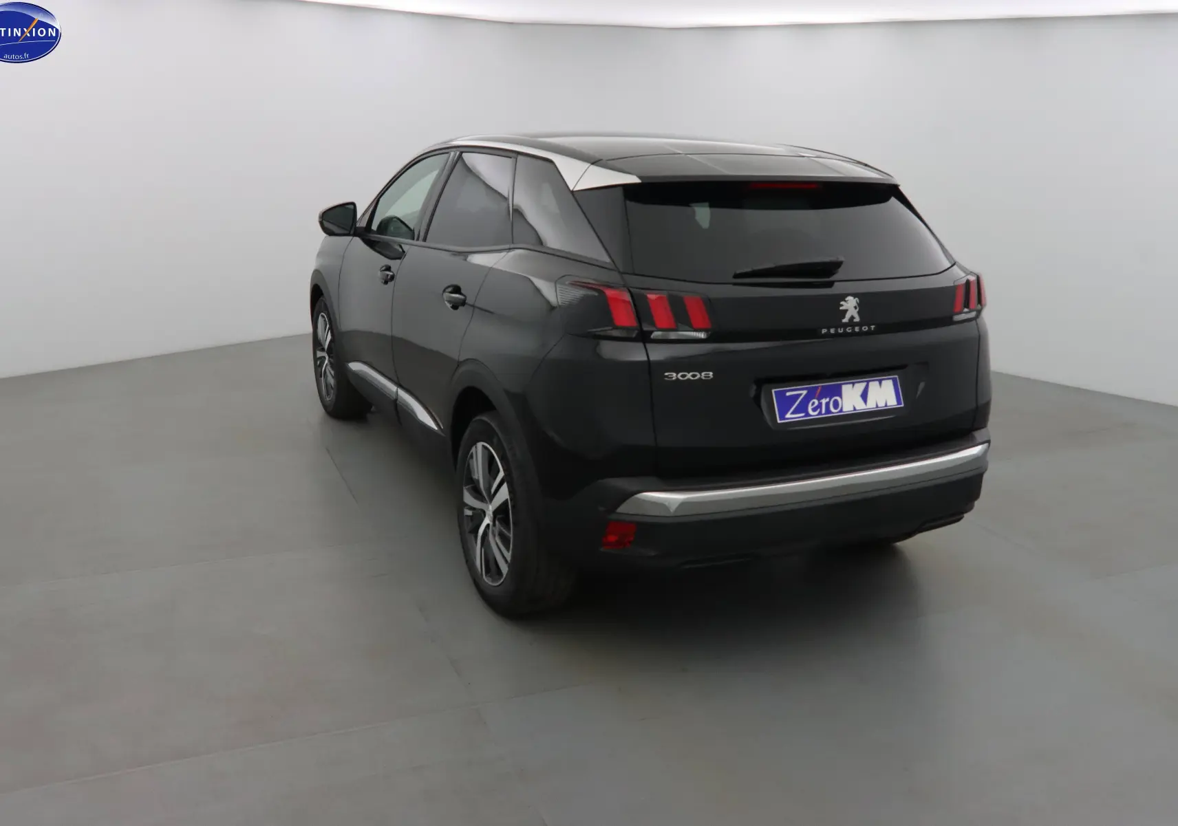 Vue 3/4 arrière droite d'un Peugeot 3008 noir Perla Nera avec feux arrière à griffes distinctifs et jantes alliage.