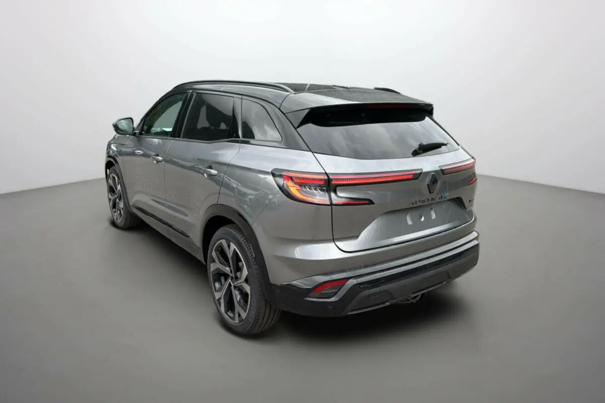 Vue 3/4 arrière droite du Renault Austral 2025 gris schiste avec toit noir et feux arrière LED horizontaux.