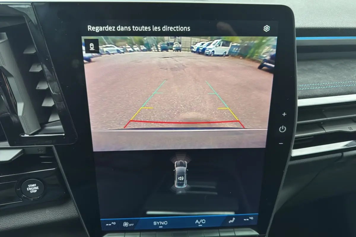 Écran intérieur du Renault Austral E-Tech 200 Esprit Alpine Plus montrant la caméra de recul avec vue arrière sur parking.