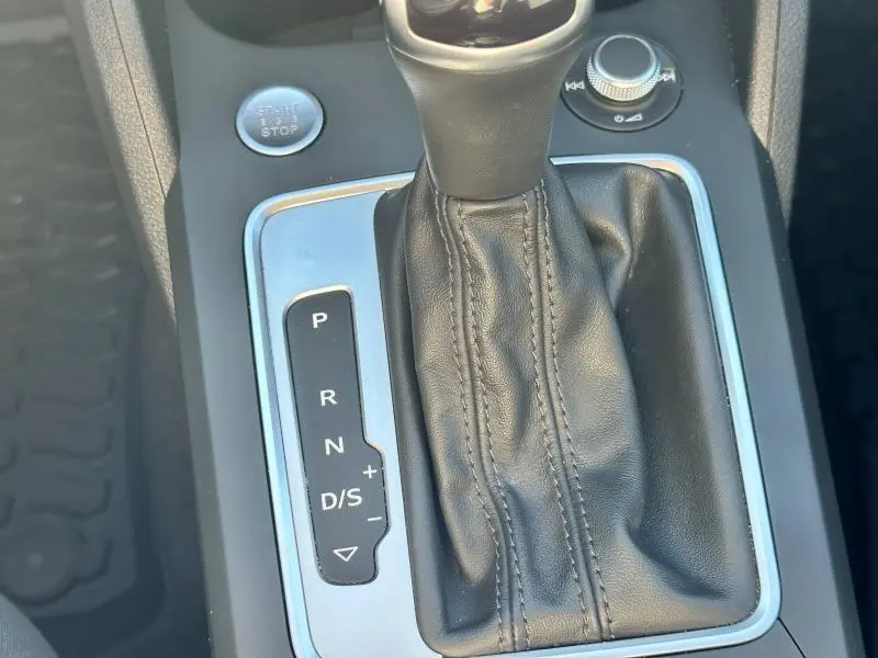 Le levier de vitesses automatique en cuir noir de l'Audi Q2 35 TFSI S line 2023 vu de dessus.