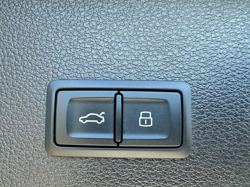 Boutons de déverrouillage du coffre et de verrouillage centralisé sur tableau de bord d'Audi Q2 Noir Mythic 2023