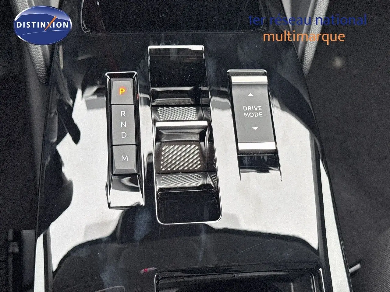 Gros plan sur la console centrale noire brillante de la Citroën C4 2024 avec commandes boîte auto et mode de conduite.