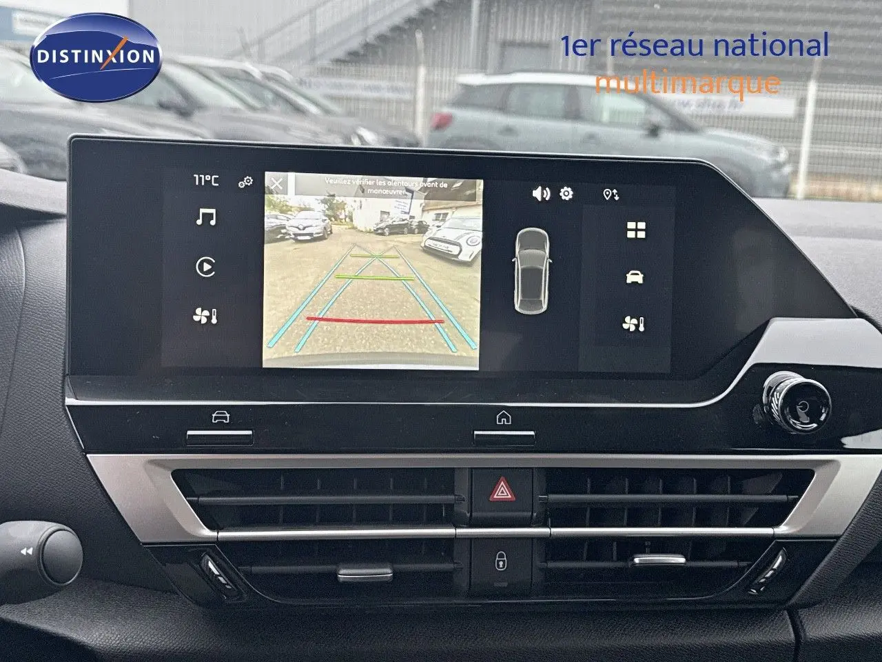 Écran tactile central affichant la caméra de recul dans l'habitacle d'une Citroën C4 noire métal 2024.