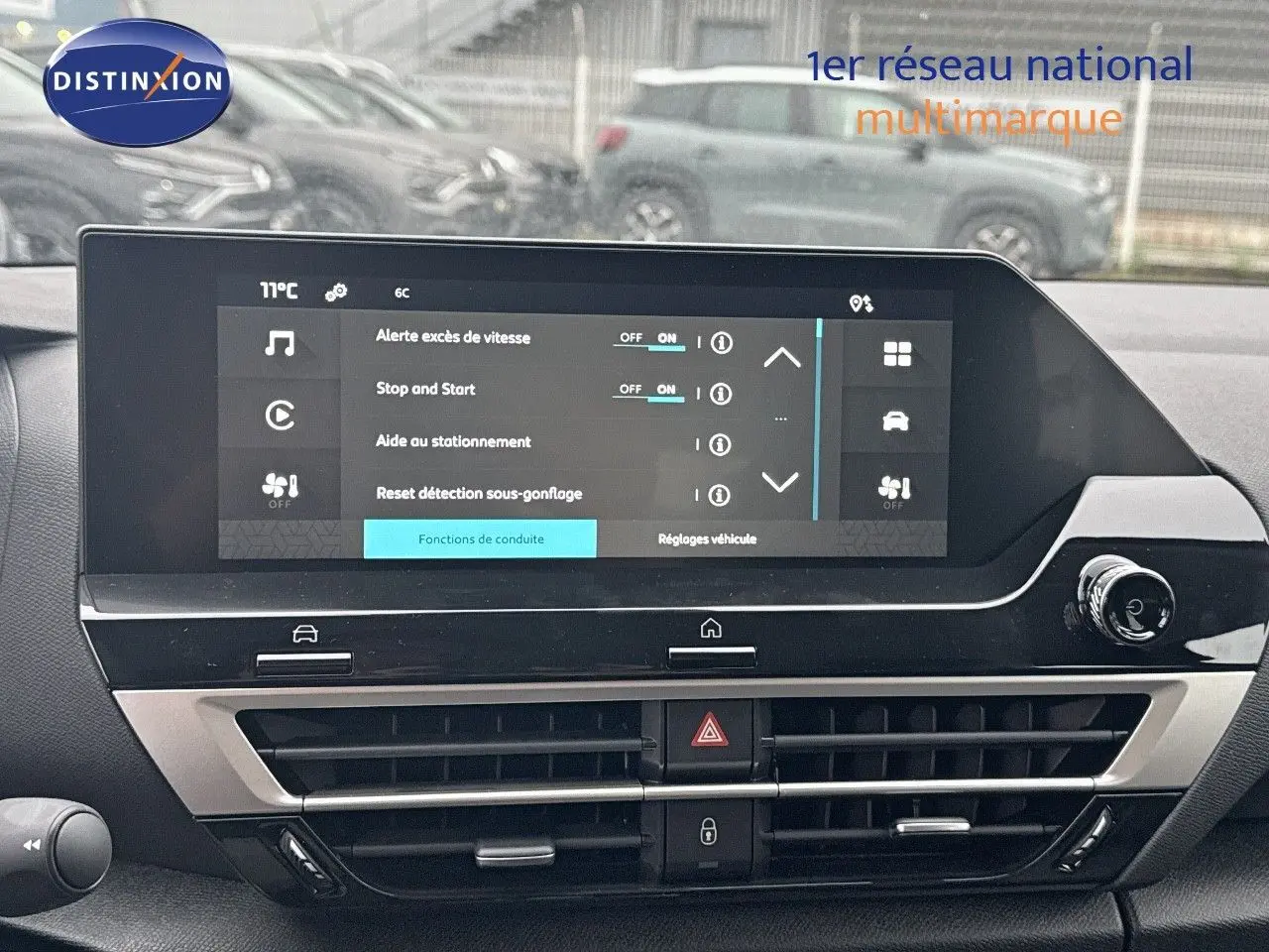 Tableau de bord de Citroën C4 2024 avec écran tactile affichant les réglages de conduite, finition moderne noire.