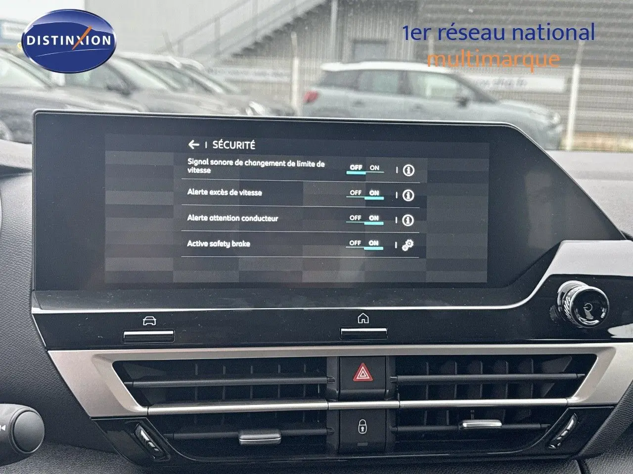 Écran tactile central du tableau de bord de la Citroën C4 2024 noir métal affichant les réglages de sécurité.