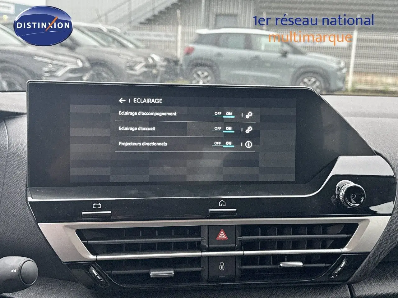 Vue intérieure du tableau de bord de la Citroën C4 2024, écran tactile affichant les réglages d'éclairage.