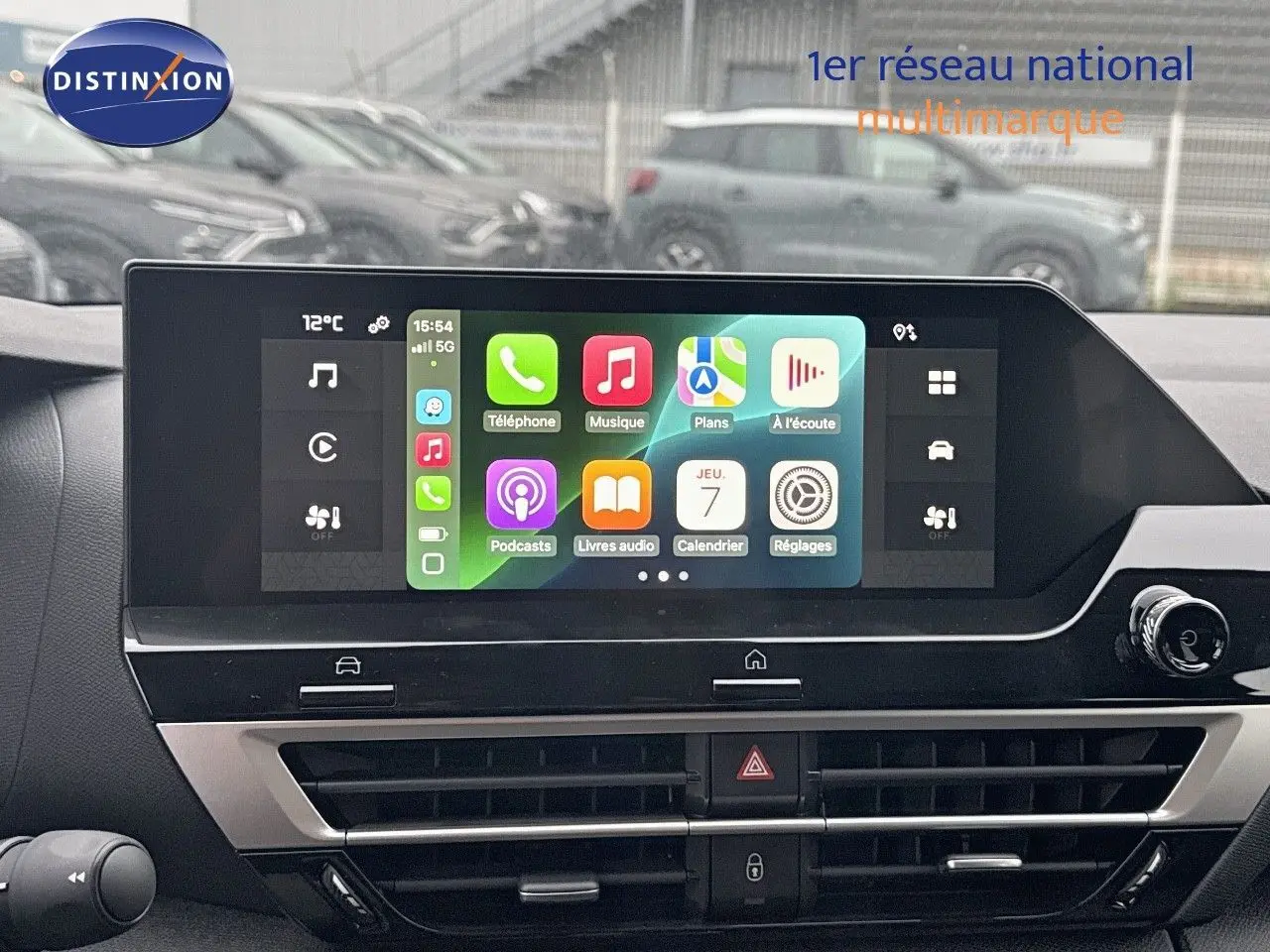 Écran tactile central affichant les applications multimédia dans l'habitacle d'une Citroën C4 noire 2024.