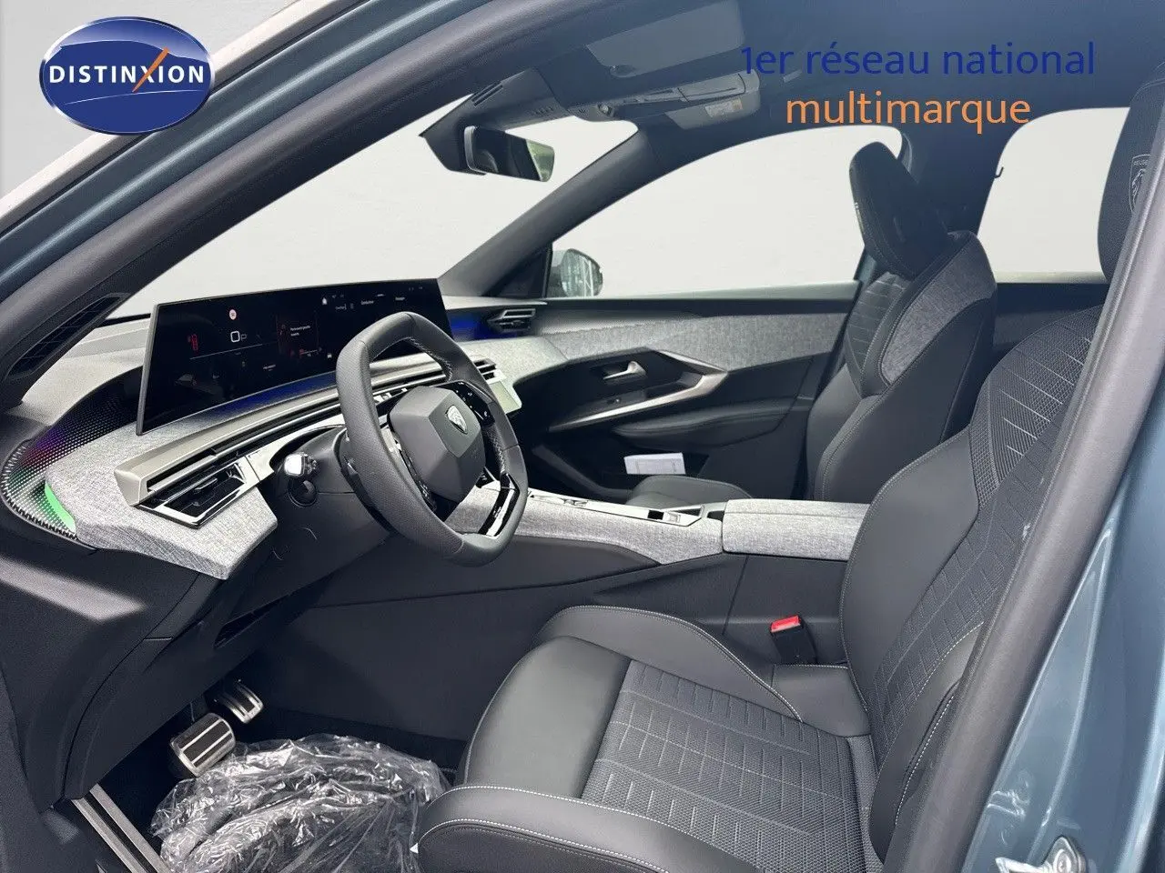 Vue intérieure côté conducteur du Peugeot 3008 Hybrid 136ch GT avec sellerie cuir noire et tableau de bord moderne gris clair.