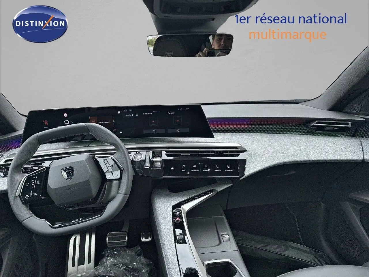 Intérieur moderne du Peugeot 3008 Hybrid 136ch GT 2025, vue frontale sur le tableau de bord et volant multifonction noir.