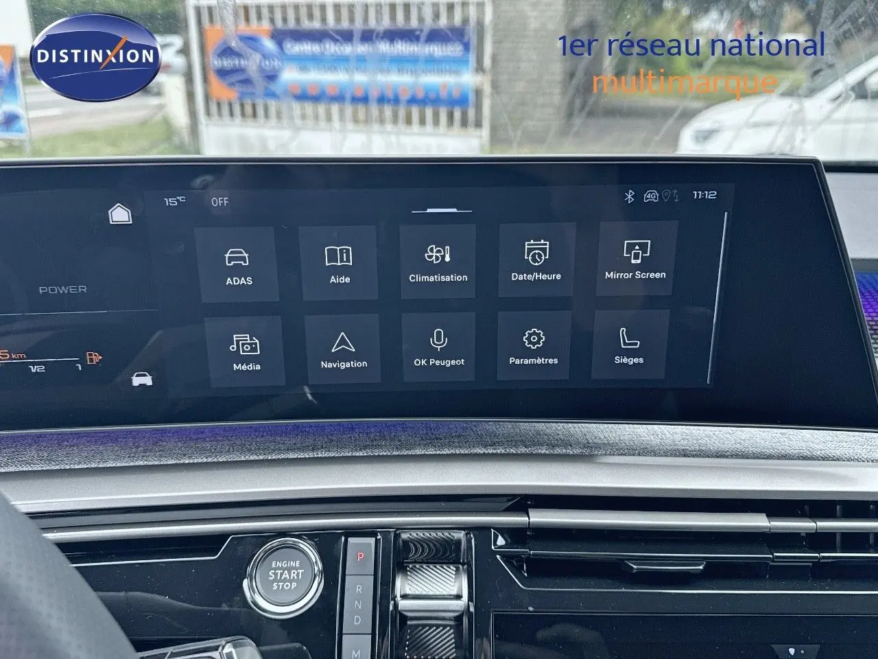Tableau de bord du Peugeot 3008 Hybrid 136ch GT 2025 avec écran tactile central affichant les options de navigation et climatisation.