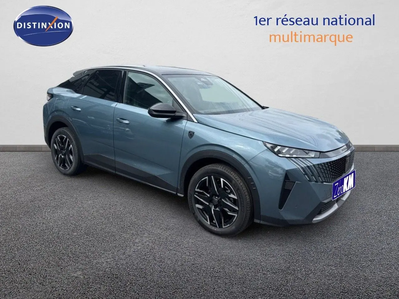 Peugeot 3008 Hybrid 136ch GT bleu Ingaro métal avec toit noir, vue 3/4 avant côté gauche sur fond neutre.