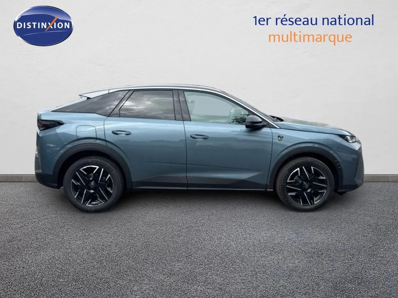 Profil latéral droit du Peugeot 3008 HYBRID 136CH GT en bleu Ingara métal avec toit noir, roues noires stylisées.