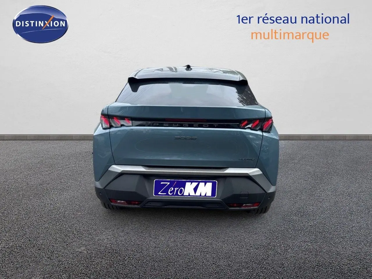 Vue arrière d'un Peugeot 3008 Hybrid 136ch GT bleu Ingaro métal avec toit noir, immatriculé Zero KM.