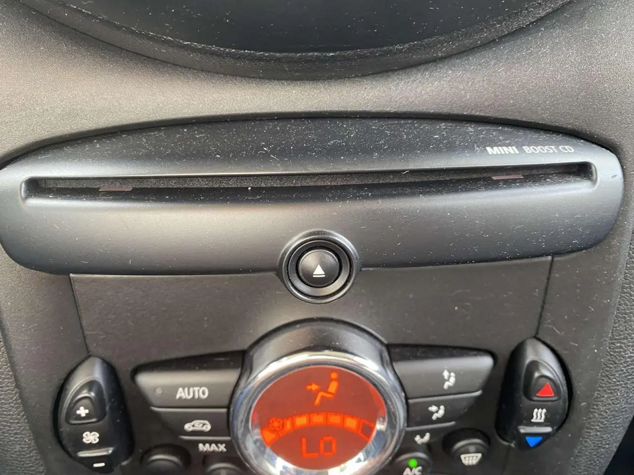 Gros plan sur la commande de climatisation automatique de la MINI Countryman gris clair, affichage digital rouge.