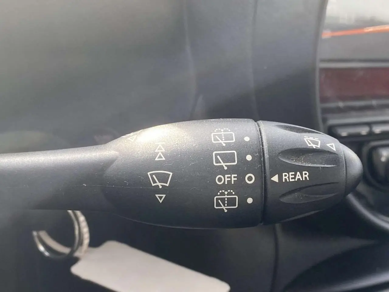 Gros plan sur la manette d'essuie-glace arrière du MINI Countryman gris clair de 2015, avec commandes visibles.