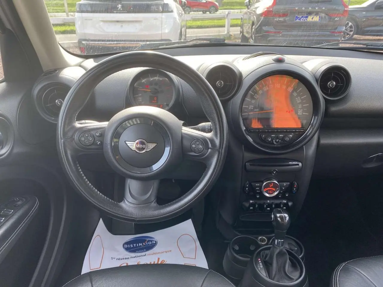 Vue intérieure du tableau de bord et volant noir de la MINI Countryman 2015 avec commandes intégrées et console centrale.