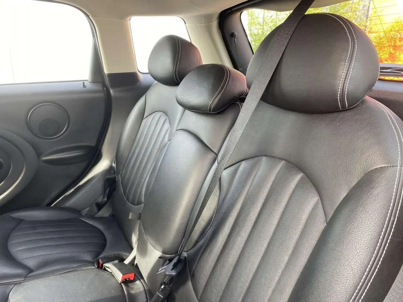 Vue rapprochée des sièges arrière en cuir noir avec surpiqûres blanches d'une MINI Countryman 2015.
