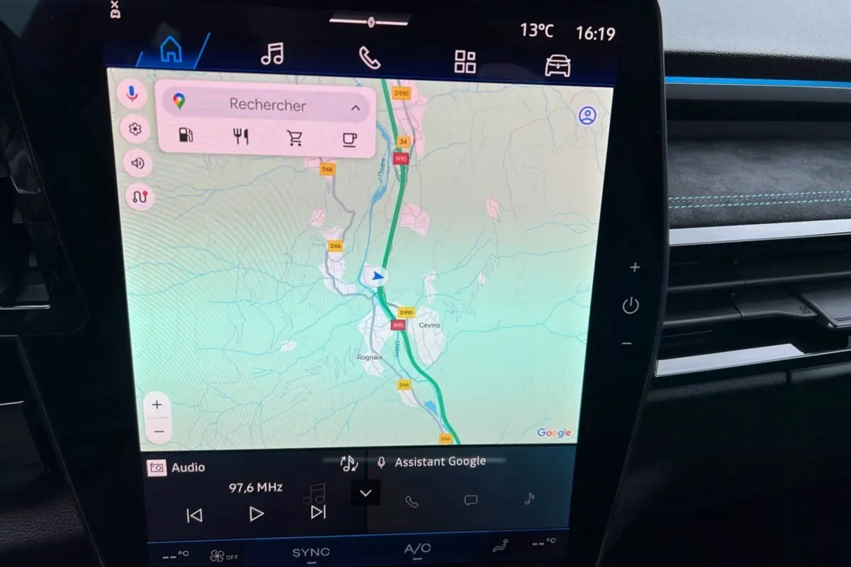 Écran tactile central du Renault Austral E-Tech 200 Esprit Alpine Plus 2025 montrant la navigation GPS en intérieur.