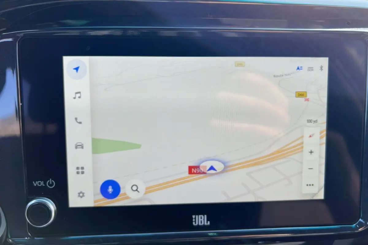 Écran tactile de navigation du Toyota Hilux 2025 gris atlas, affichant une carte routière avec commandes vocales et zoom.