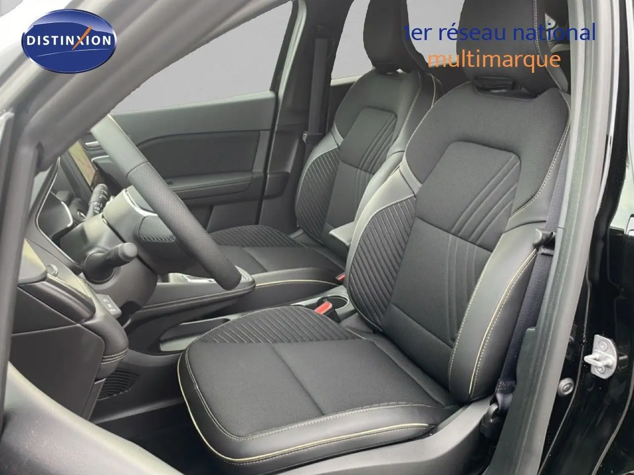 Intérieur noir étoile métal de la Renault SYMBIOZ 2025, vue côté conducteur sur les sièges avant et volant.