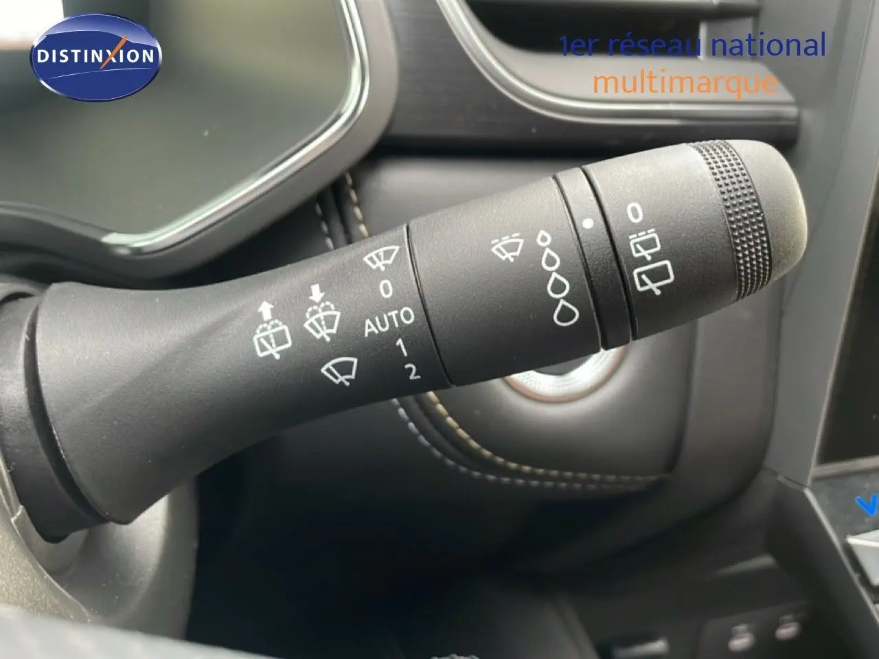 Gros plan sur la commande des essuie-glaces dans l'habitacle du Renault Symbioz noir étoile métal 2025.